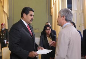 Rowswell presents credentials as Canadian Ambassador to Venezuelan President Nicolás Maduro.