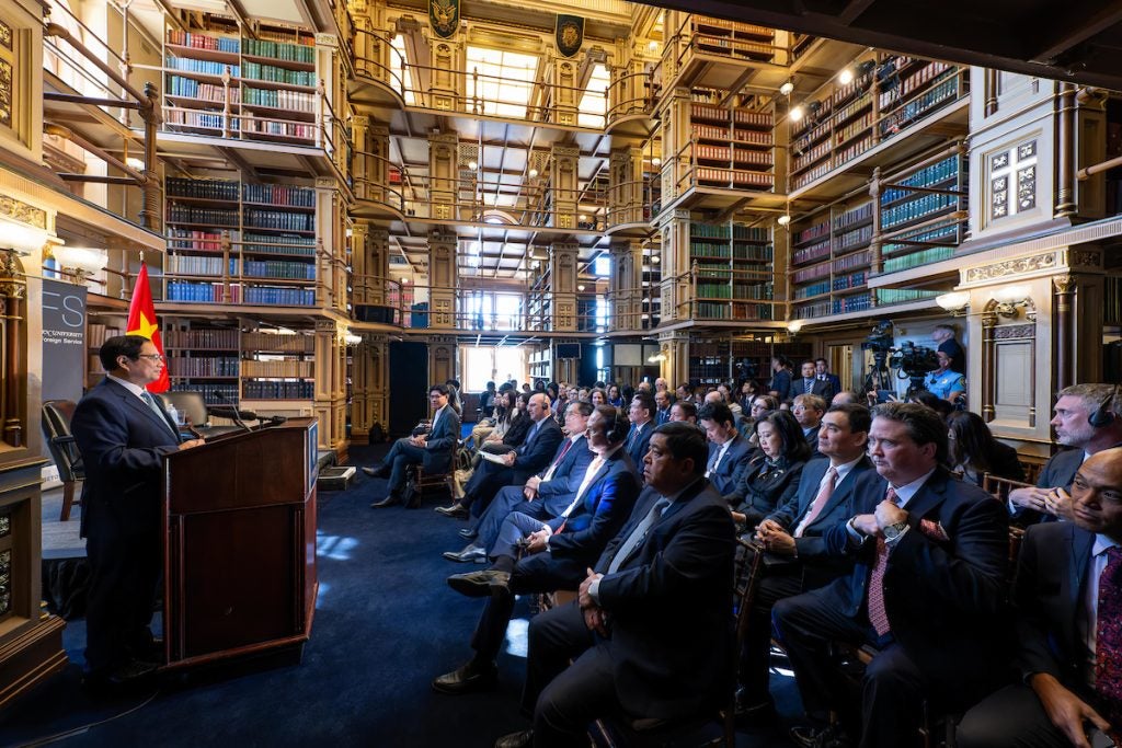 Prime Minister Phạm Minh Chính speaks to assembled guests in Riggs Library.