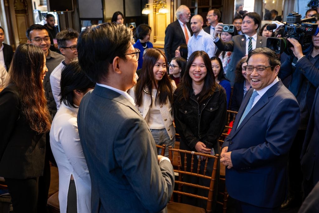 Prime Minister Phạm Minh Chính chats with Georgetown students.