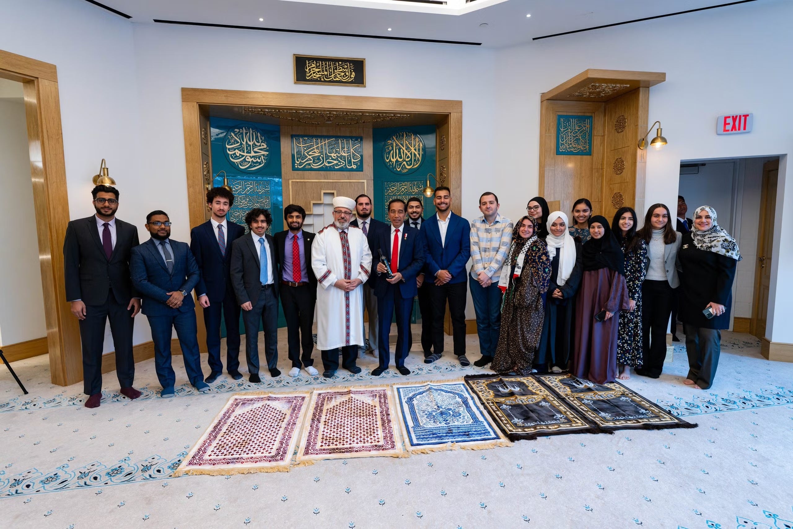 President of Indonesia and many people posing for a photo.