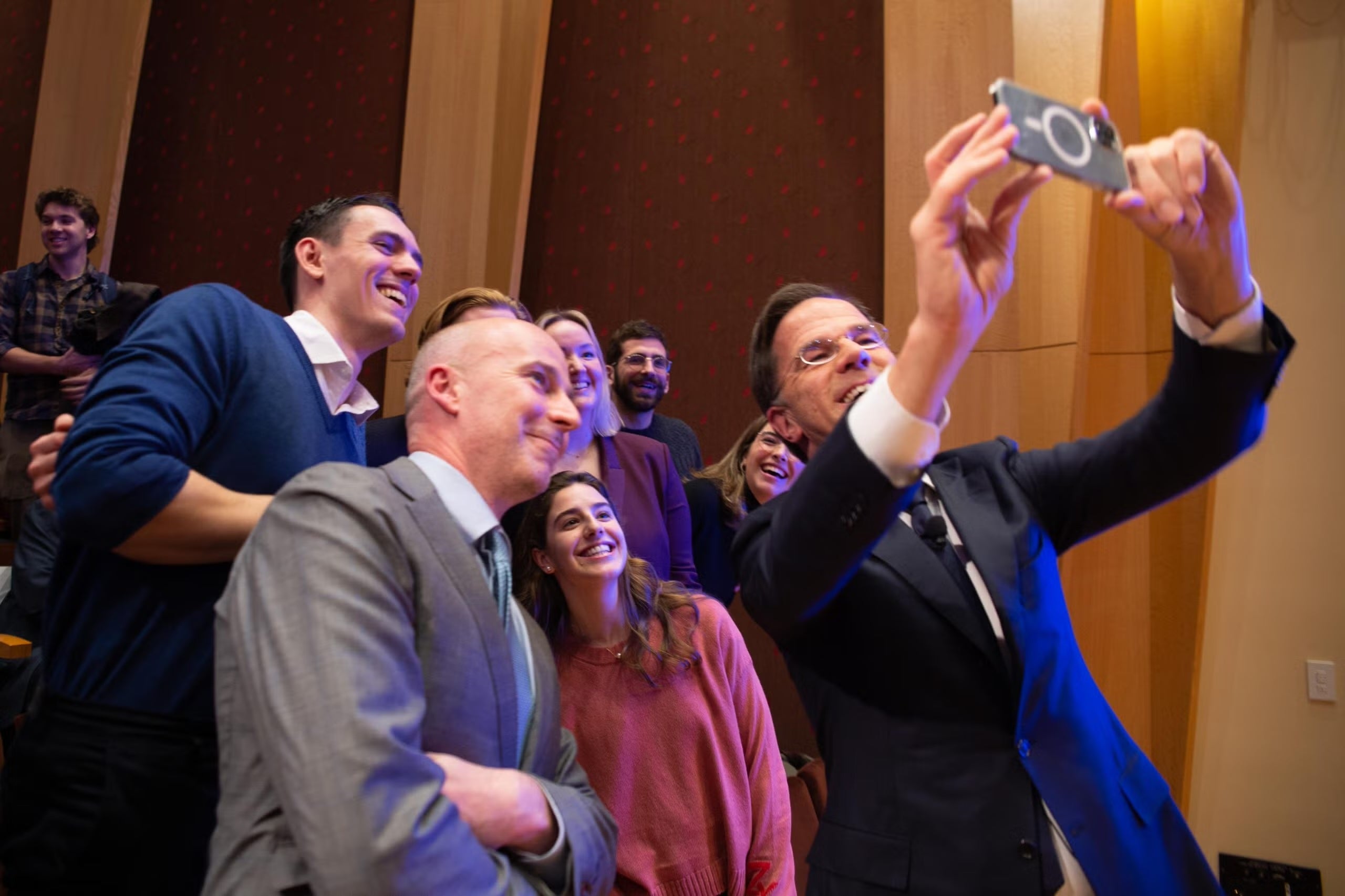Mark Rutte taking a selfie with audience members.