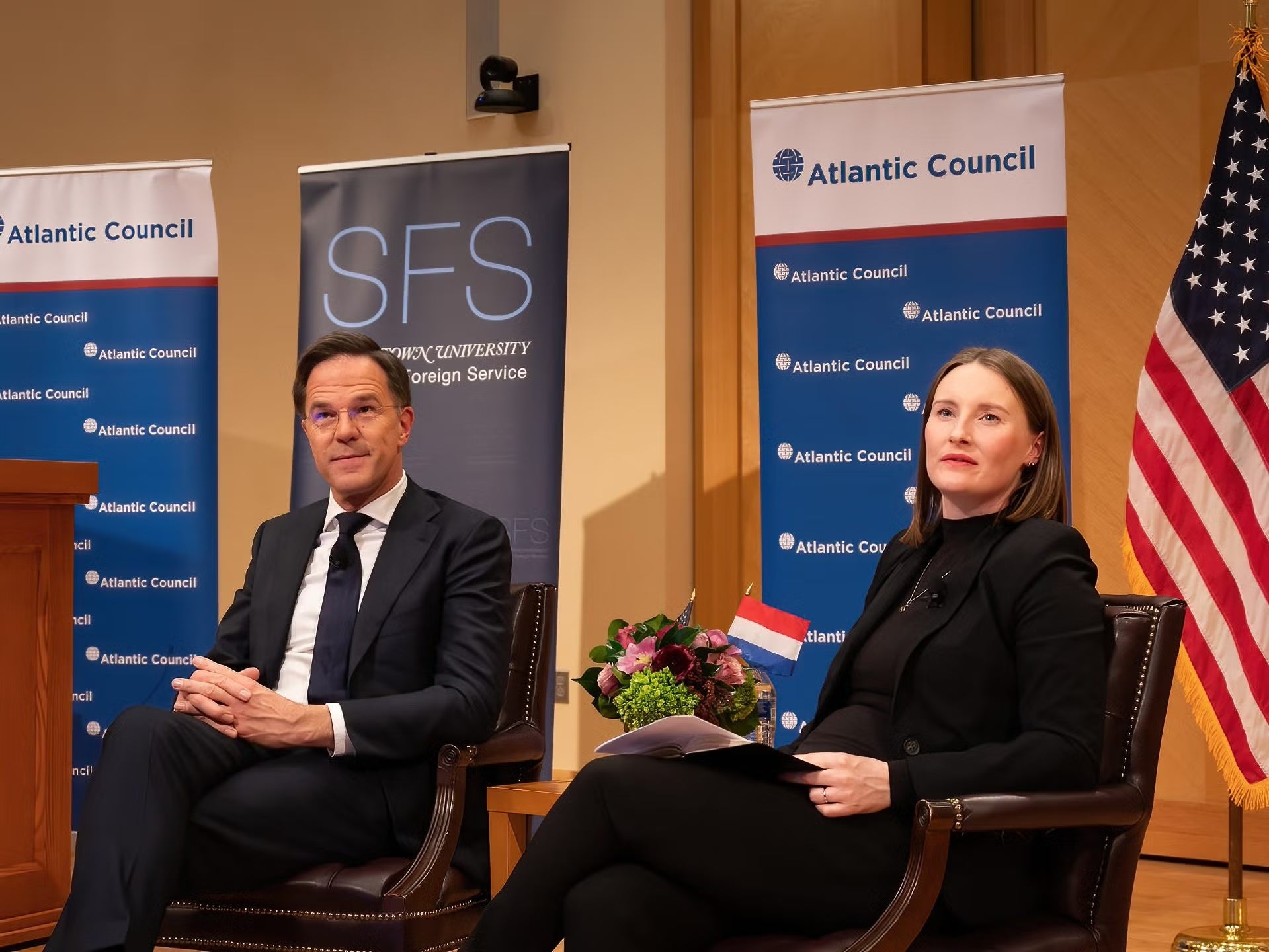 Mark Rutte on stage with SFS and Atlantic Council Banners in the background.