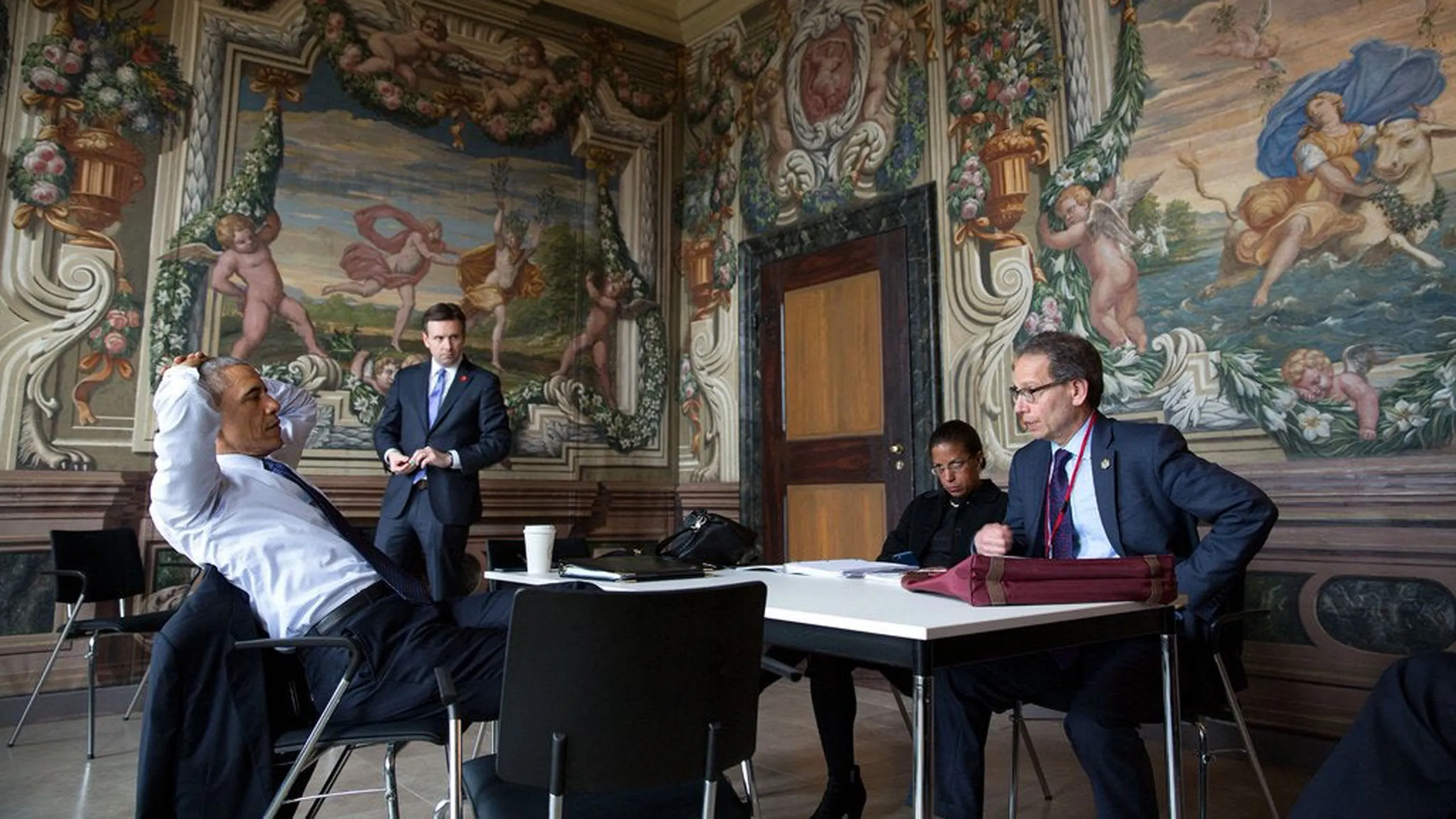 Professor Charles Kupchan with President Obama, Press Secretary Josh Earnest, and National Security Advisor Susan Rice at Schloss Herrenhausen in Germany, sitting around a table.