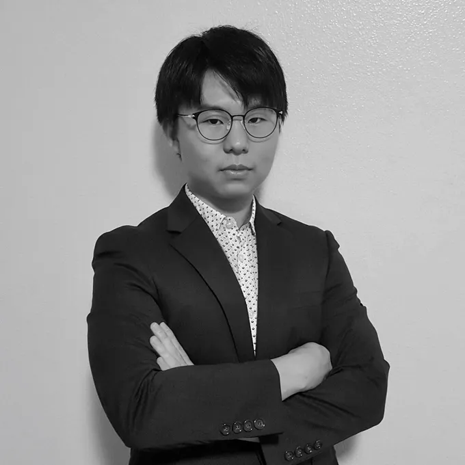 Black and white headshot of Hojoon Kim, wearing a suit.