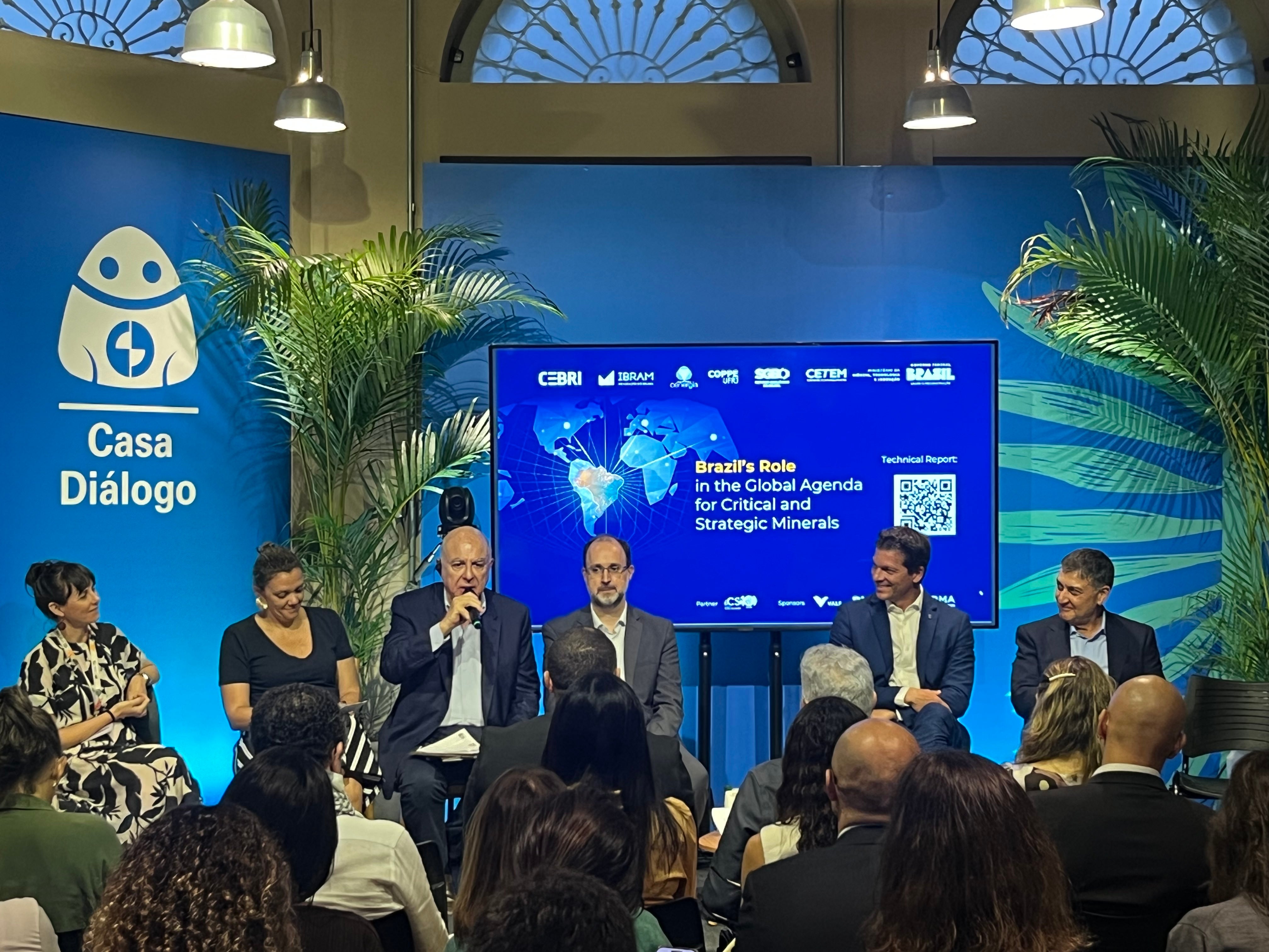 6 people in a panel conversation in front of an audience. Behind them a screen that reads "Brazil's Role in the Global Agenda for Critical and Strategic Minerals"